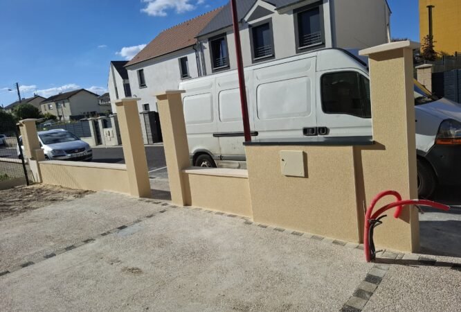 Application d’enduit de finition sur façade