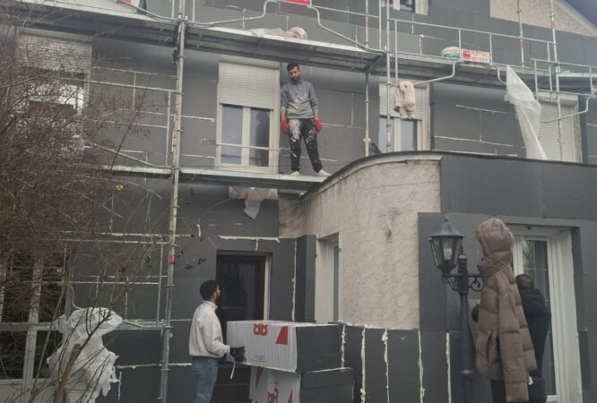 Échafaudage installé pour ravalement de façade