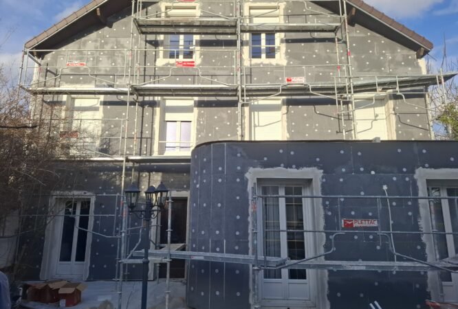 Réparation d’enduit extérieur sur maison individuelle