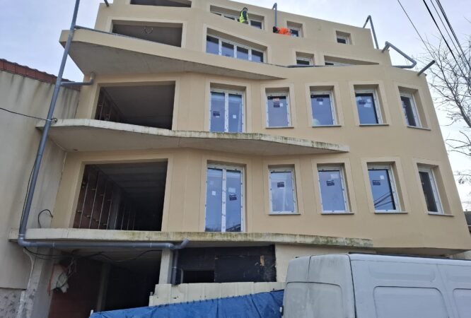 Nettoyage complet de façade avant application d’enduit