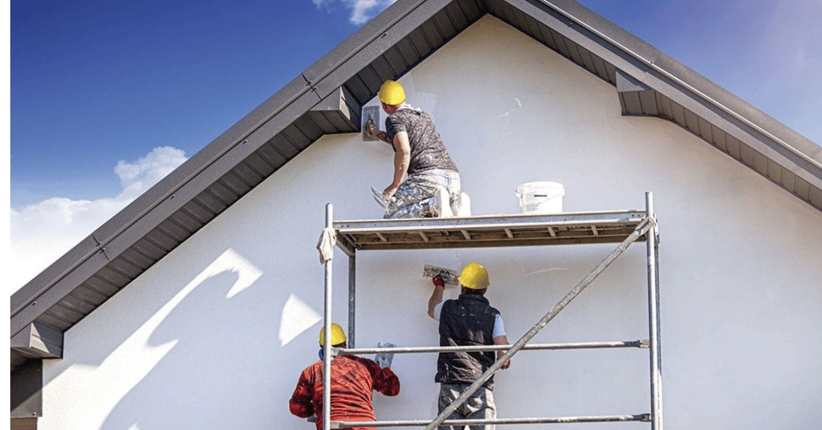 Application de peinture extérieure et crépi de finition sur façade rénovée