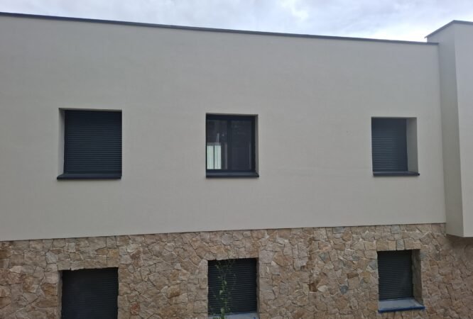 Pose d’isolant avant application de l’enduit de finition