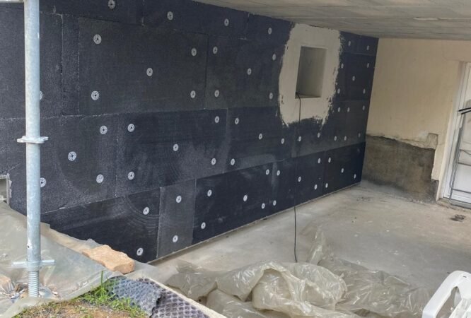 Application d’une peinture imperméabilisante sur mur extérieur