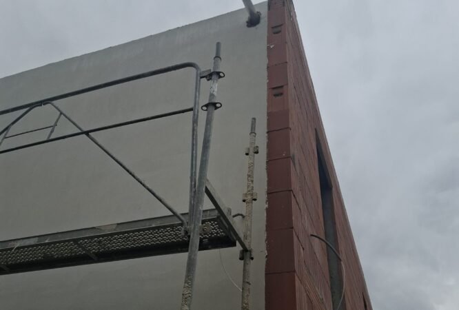 Application d’un crépi neuf sur maison individuelle