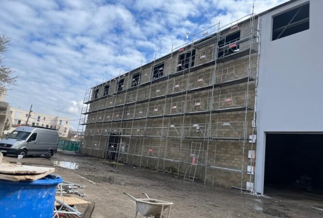 Façade protégée avec revêtement imperméabilisant