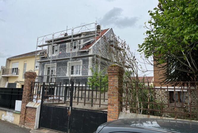 Chantier de peinture extérieure en cours