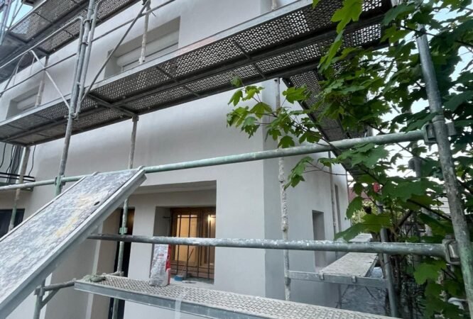 Réfection de crépi sur mur extérieur fissuré