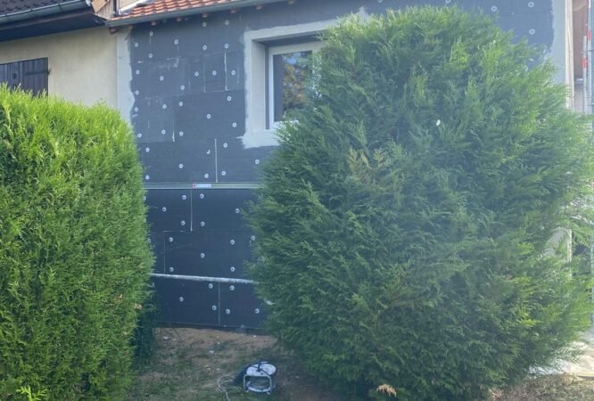 Crépi projeté sur façade en rénovation